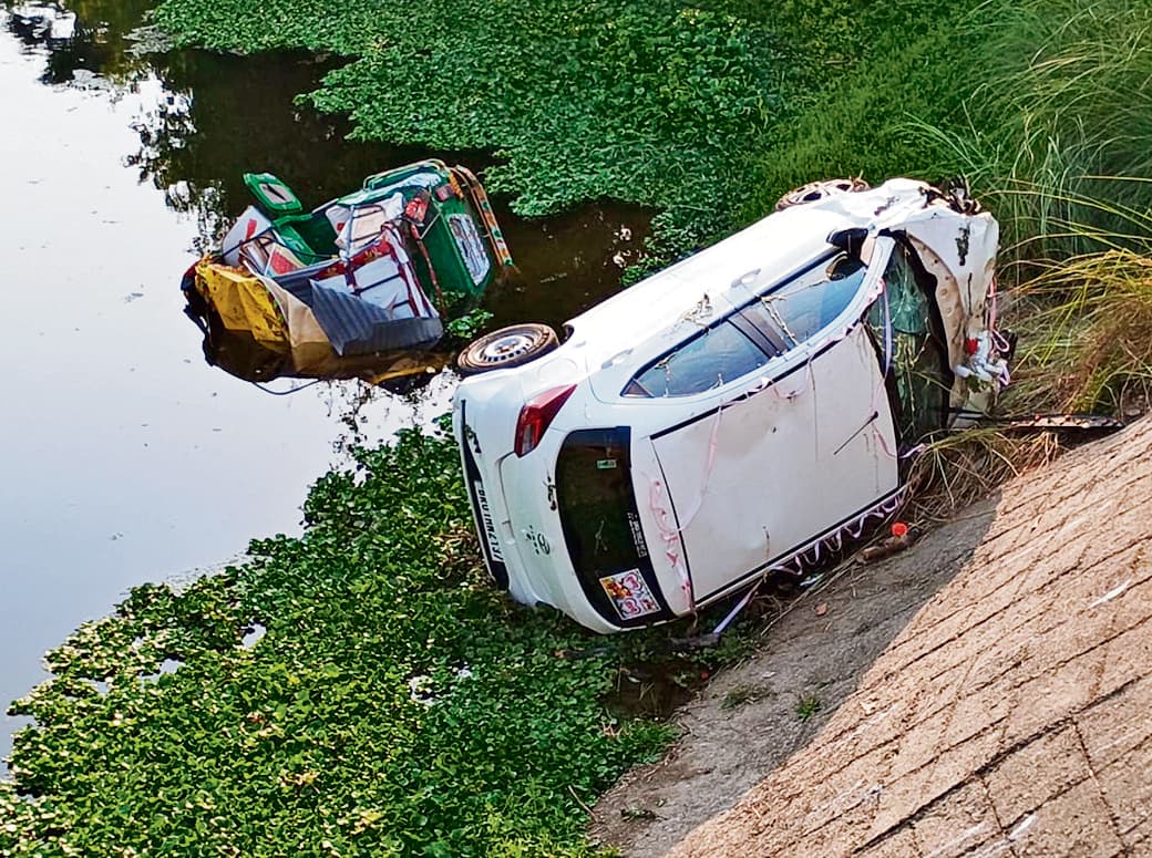 ऑटो व कार की टक्कर में दो की मौत