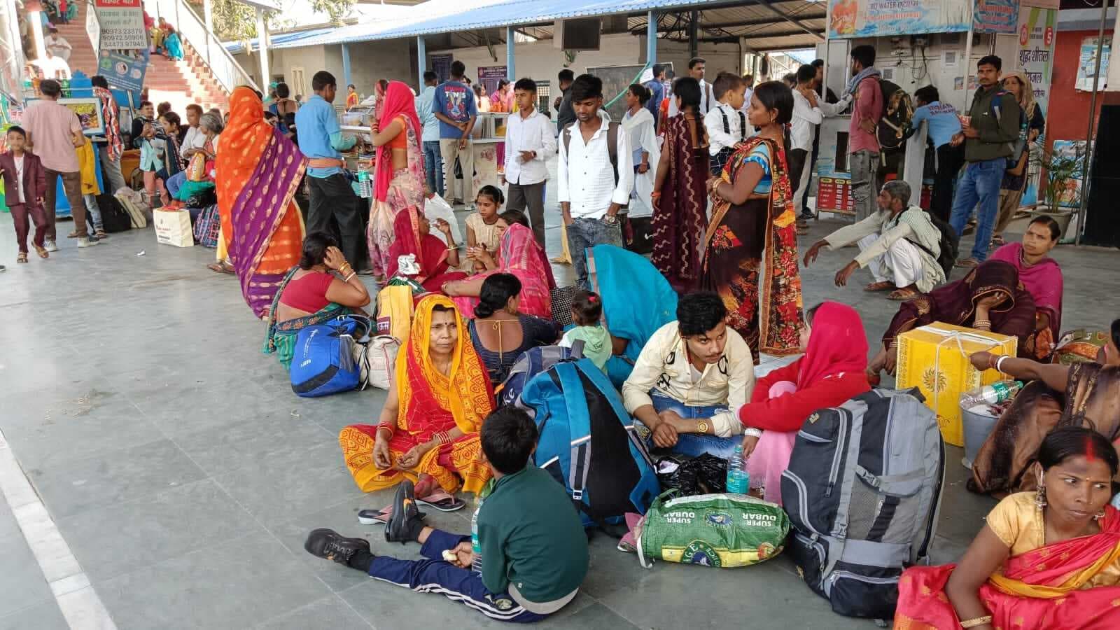 जोगबनी से आनंद बिहार तक जाने वाली होली स्पेशल सात घंटे विलंब से पहुंची खगड़िया