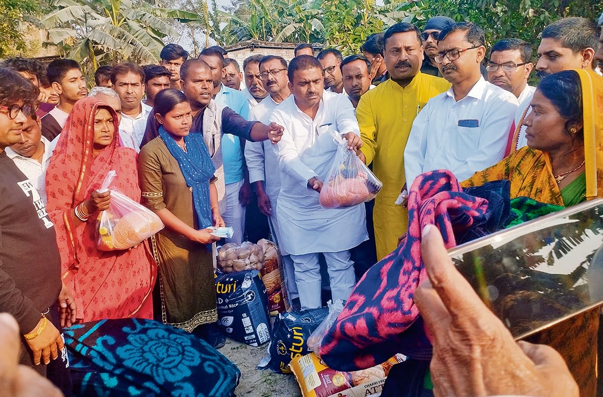 जंदाहा में अग्निपीड़ितों से मिले राजद महासचिव, राहत सामग्री वितरित