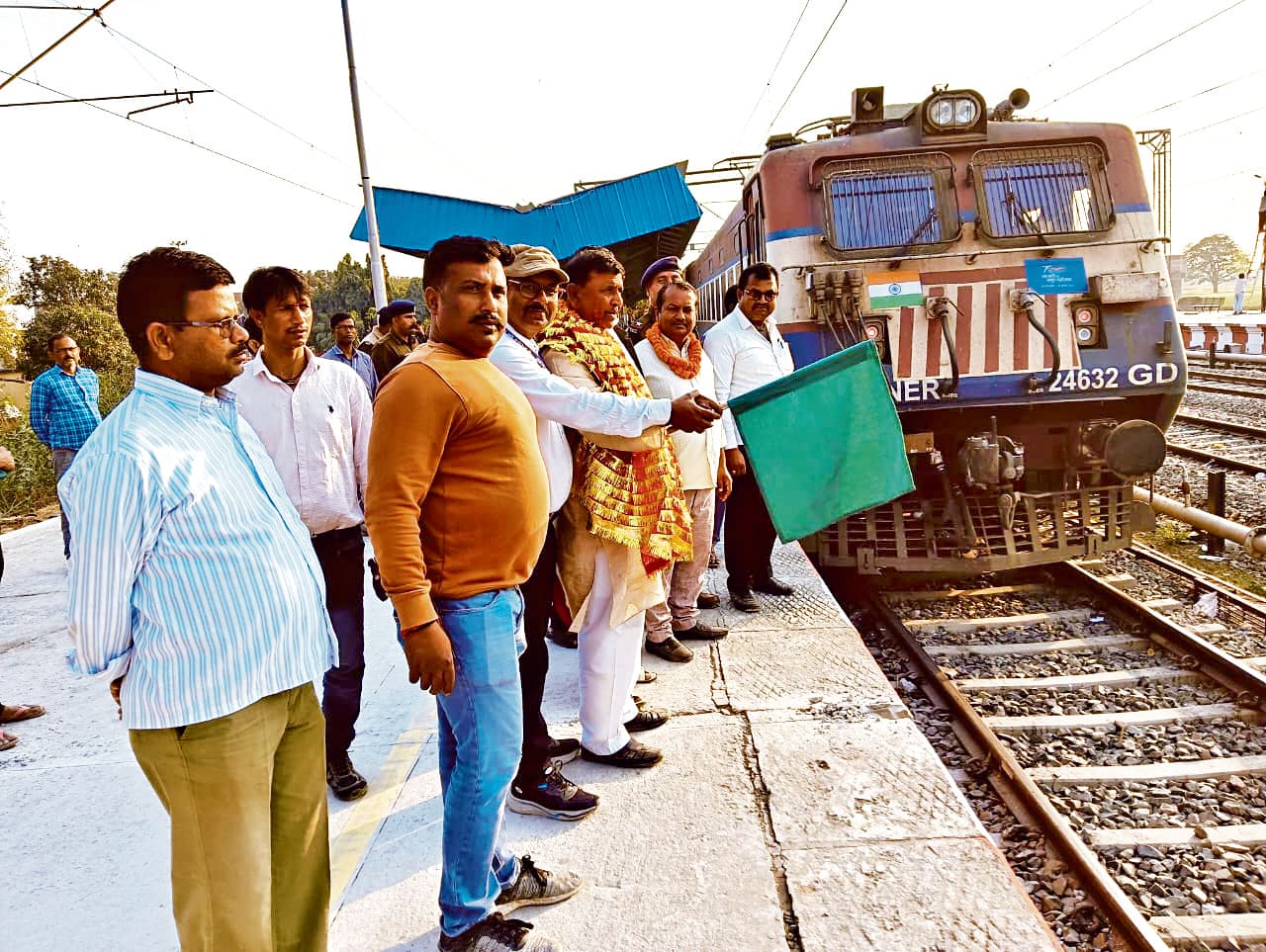 Gopalganj News  : थावे जंक्शन पर छह घंटे देरी से पहुंची होली स्पेशल ट्रेन, हरी झंडी दिखा की गयी रवाना