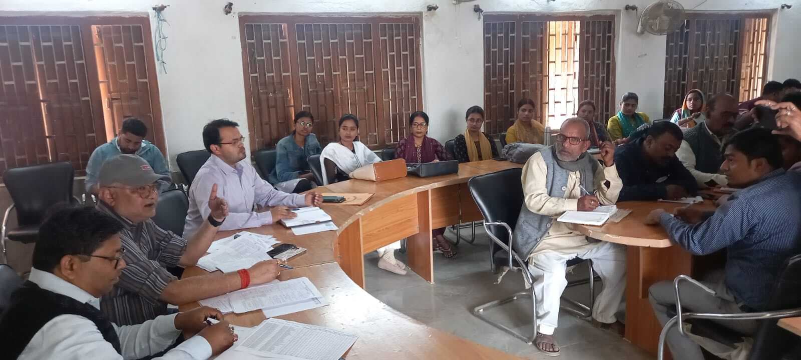 Madhubani News : पंचायती राज पदाधिकारी ने की योजनाओं के कार्यान्वयन की समीक्षा