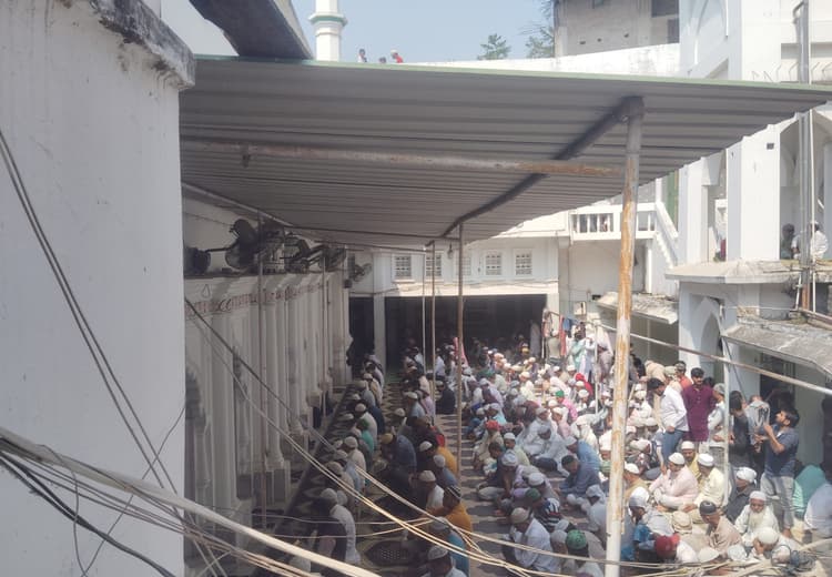 देश व समाज में अमन चैन व खुशहाली के लिए उठे हजारों हाथ