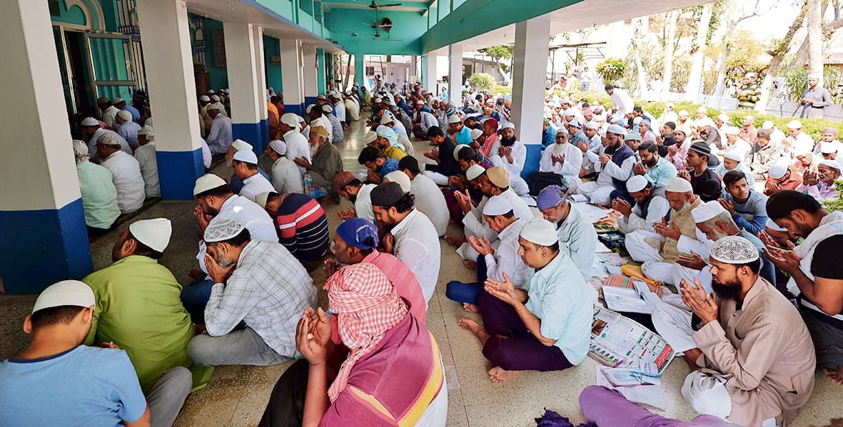 रमजान का पहला जुमा, नमाज अदा कर मांगी अमन-चैन की दुआ