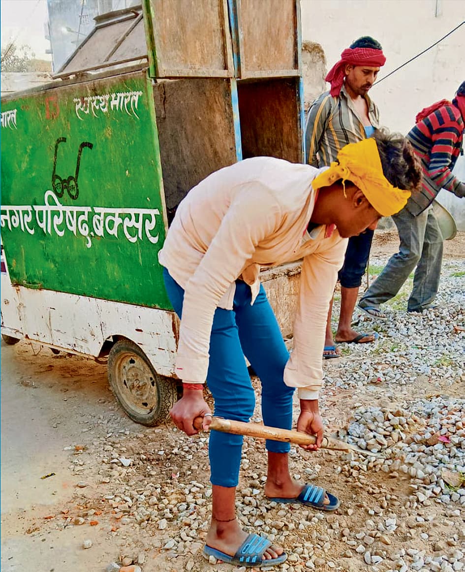 buxar news : चार मजदूर कर रहे काम, पर नौ का हो रहा भुगतान