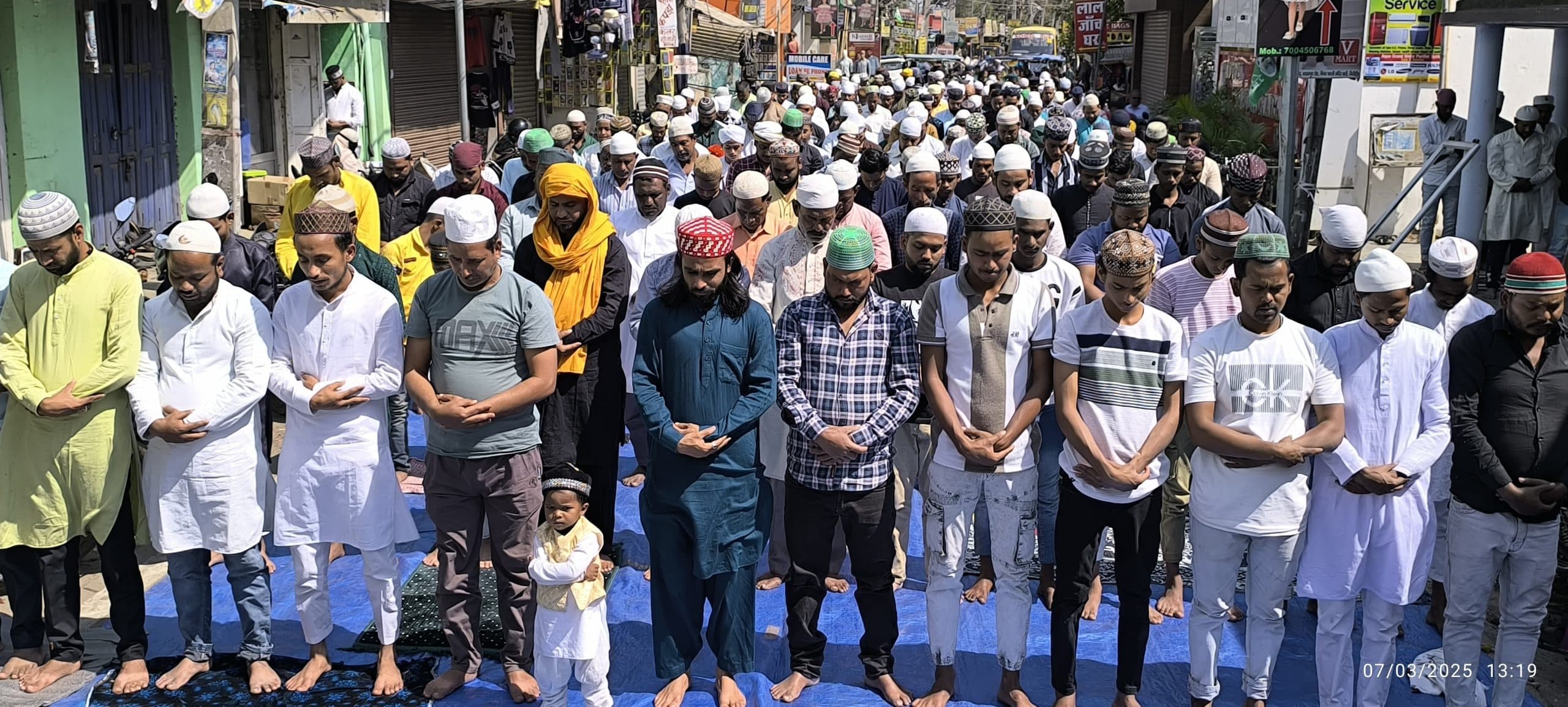 Giridih News: नमाज अदा कर मांगी समाज व देश की तरक्की की दुआ