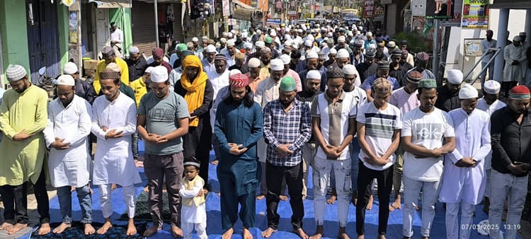 Giridih News: नमाज अदा कर मांगी समाज व देश की तरक्की की दुआ