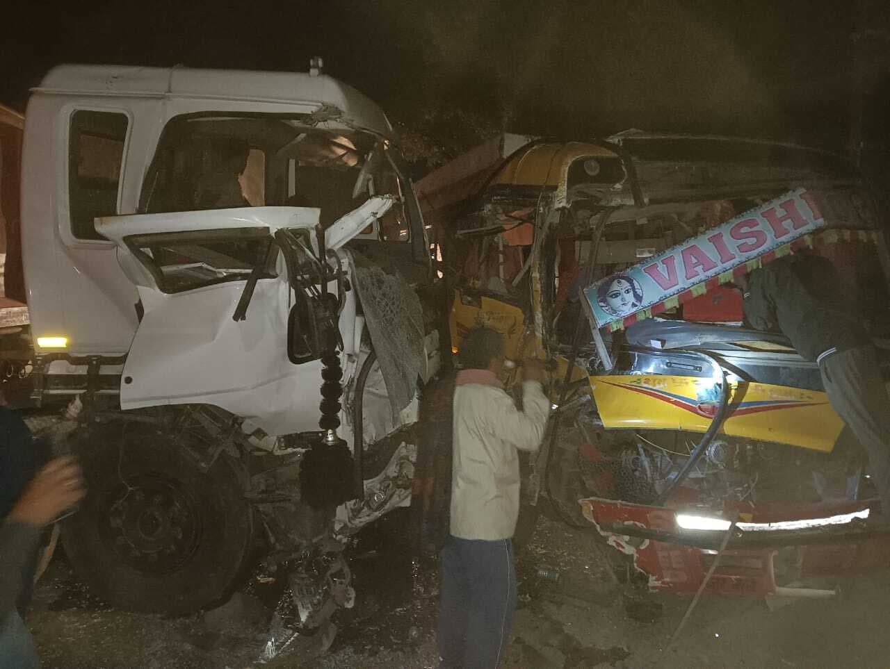 Samastipur News:बाराती बस व ट्रक में टक्कर, आधा दर्जन लोग जख्मी