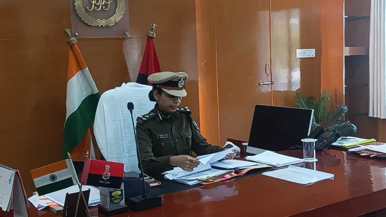 Madhubani News : डीआइजी ने किया कार्यालयों का निरीक्षण