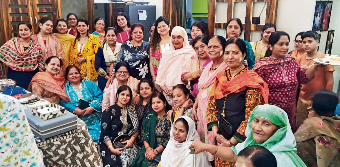 Gaya News : गुरु नानक देव जी महाराज की पूजा कर खेली होली