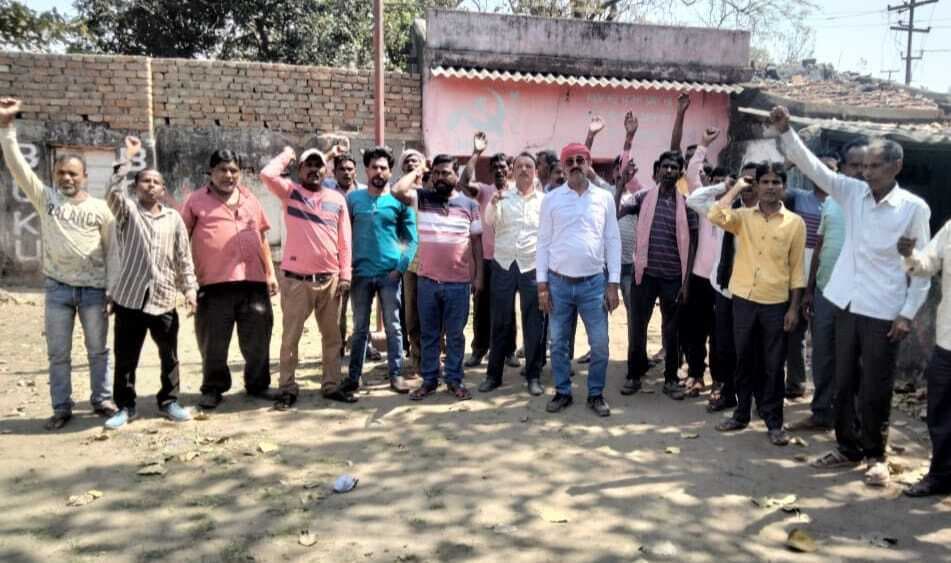 Dhanbad News: इसीएल की चापापुर व बैजना कोलियरी में मजदूरों का प्रदर्शन