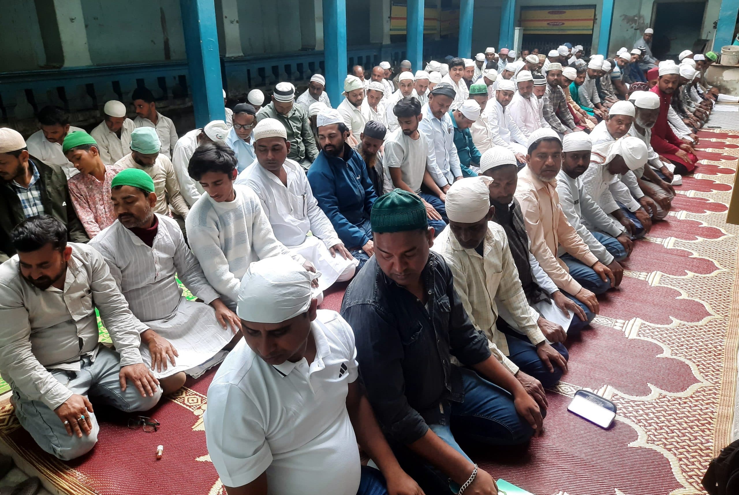 रमजान के पहले जुमे पर मस्जिदों में जुटे ज्यादा नमाजी