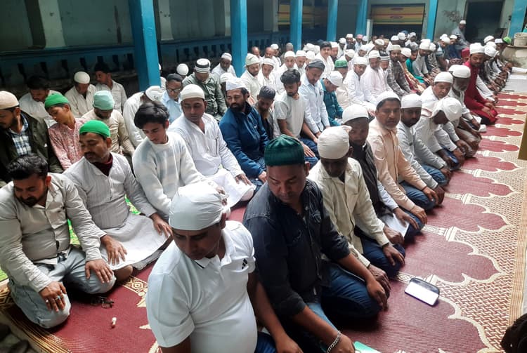 रमजान के पहले जुमे पर मस्जिदों में जुटे ज्यादा नमाजी