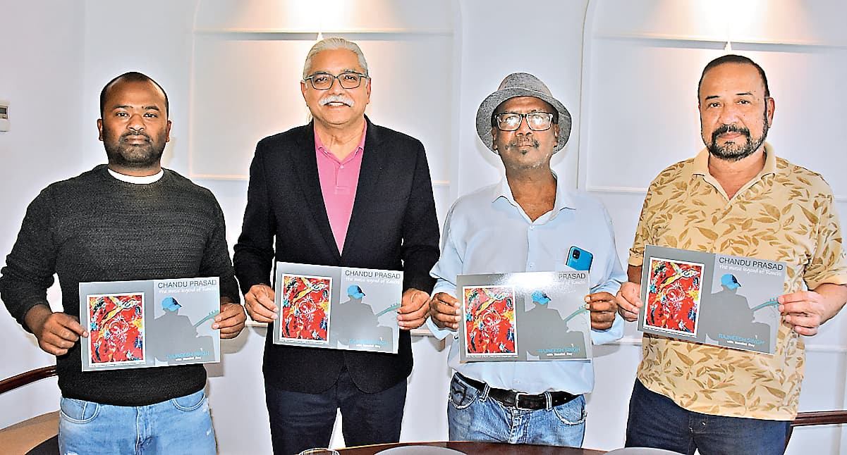 ranchi news : रांची के आर्टिस्ट चंदू प्रसाद के जीवन पर आधारित पुस्तक का कवर लांच