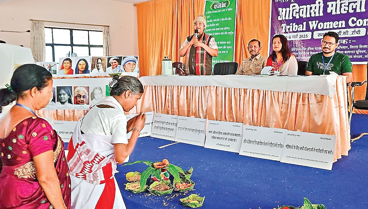 ranchi news : रांची के एसडीसी सभागार में आदिवासी महिलाओं के अधिकार और आर्थिक स्थिति पर विमर्श किया गया