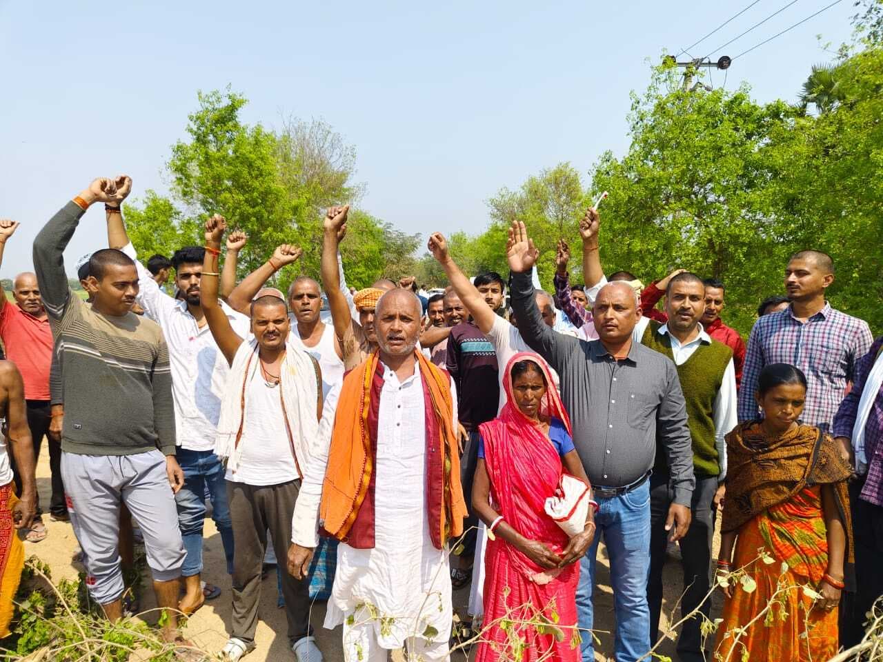 रास्ते को काटने के खिलाफ किया प्रदर्शन, सड़क जाम