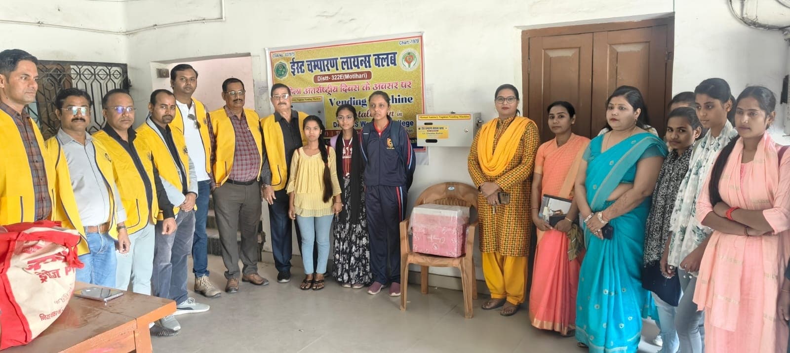 महिला कॉलेज में मैन्युअल सेनेटरी नैपकिन वेंडिंग मशीन की स्थापना