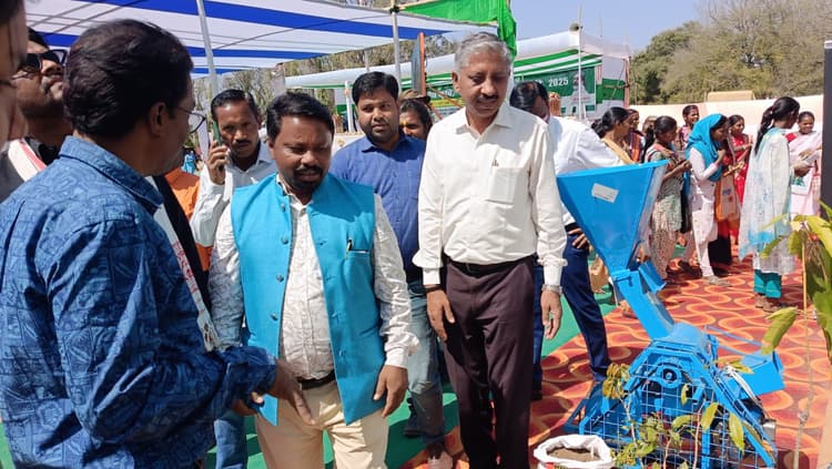 योजनाओं का लाभ उठायें ग्रामीण : विधायक