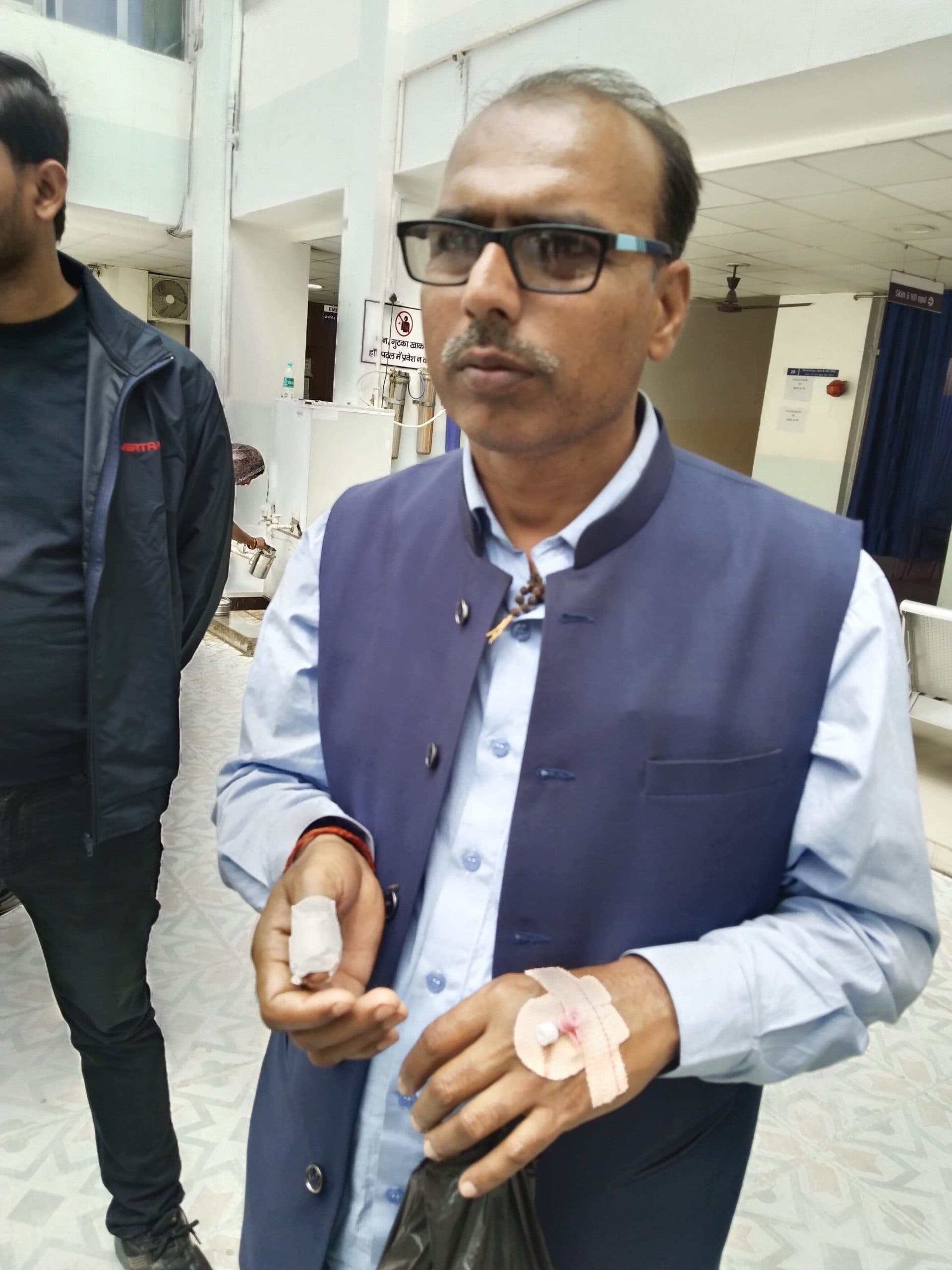 विद्यालय में घुसकर प्रधानाध्यापक को चाकू मारकर किया घायल