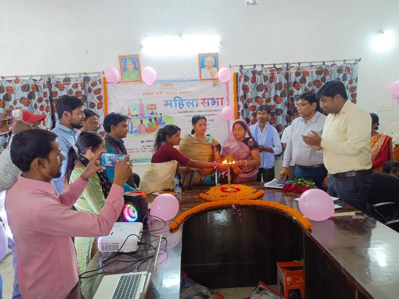 सभा में महिला हितैषी ग्राम पंचायत बनाने पर चर्चा