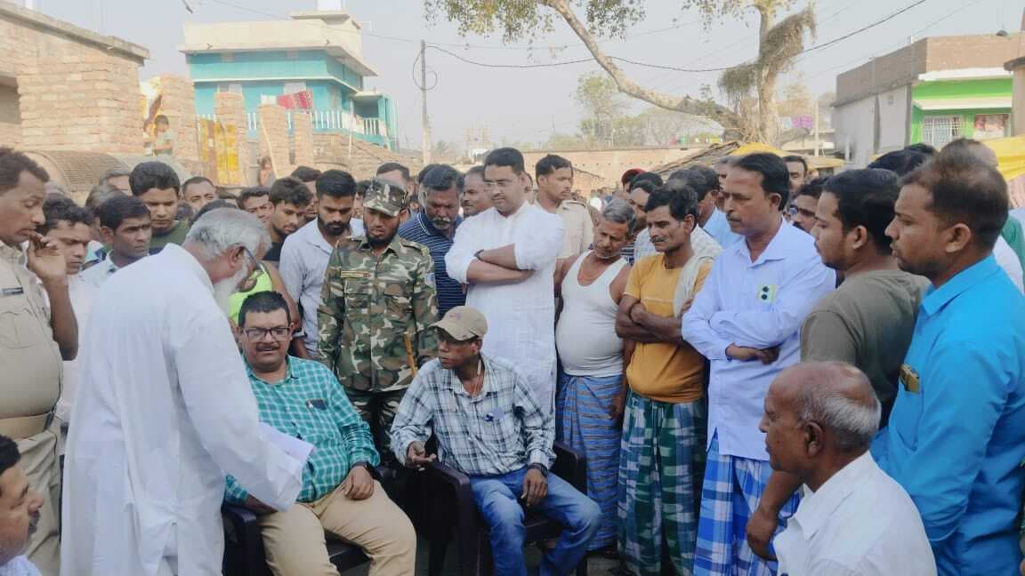 सार्वजनिक स्थल पर अतिक्रमण की शिकायत की जांच में पहुंचे अधिकारी