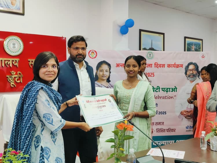 ::::   हर क्षेत्र में बेहतर कार्य कर रही हैं महिलाएं : उपायुक्त