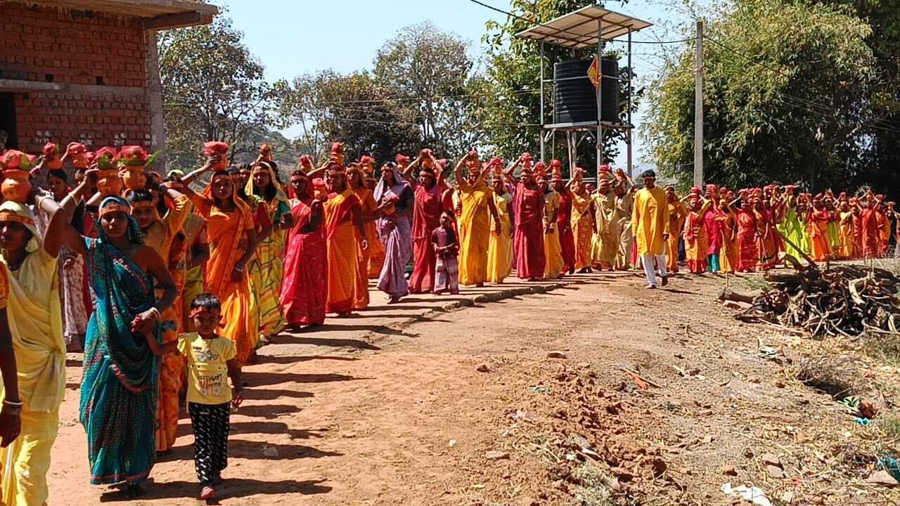 ख ::::   प्रतिमा की प्राण प्रतिष्ठा को लेकर निकली कलश यात्रा