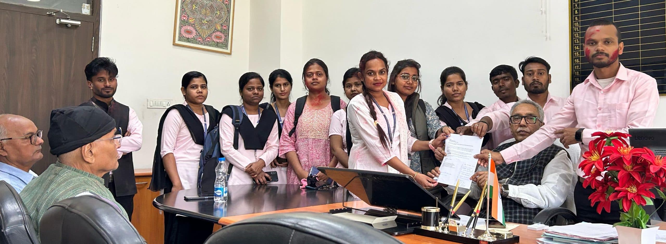 बीएड पार्ट टू परीक्षा जल्द कराने को प्रोवीसी को दिया ज्ञापन