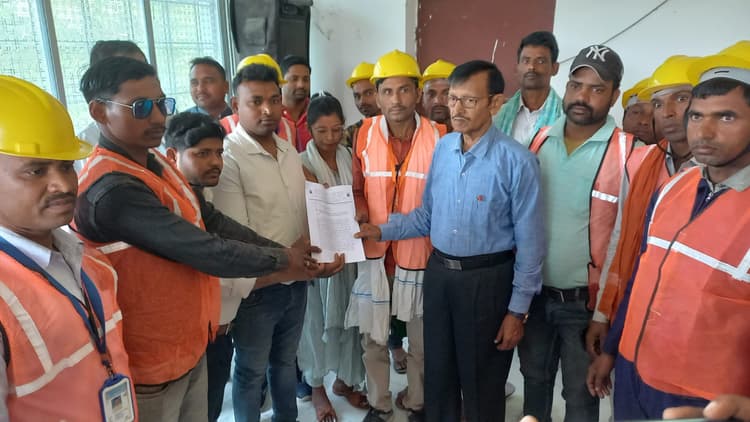 पर्यवेक्षक व स्वच्छता कर्मी संघ ने विधायक को सौंपा ज्ञापन