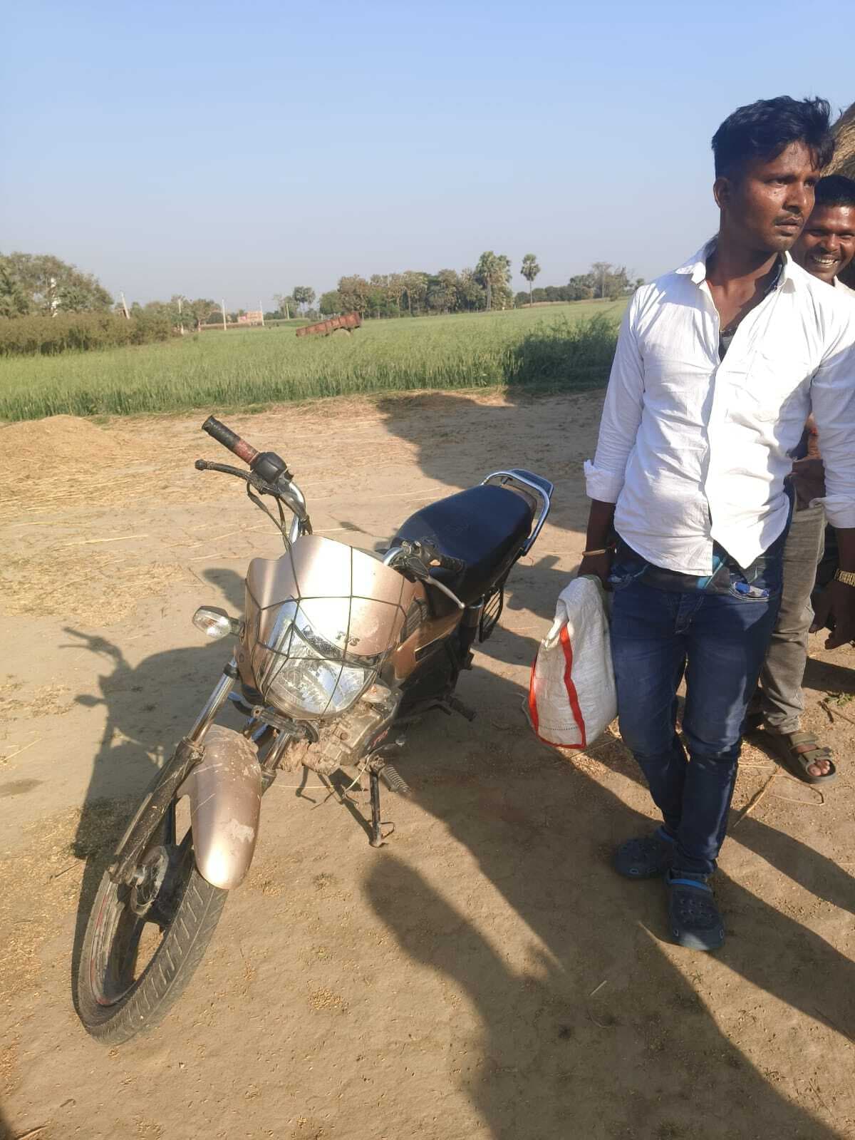 10 लीटर देसी शराब के साथ तस्कर गिरफ्तार