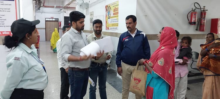 सदर अस्पताल प्रबंधक ने बगैर ड्रेस की पहुंची आशा को लगायी फटकार