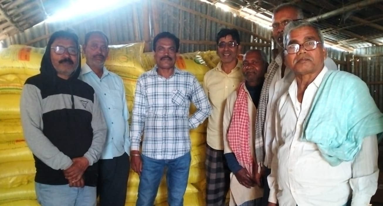 रूपौली में 110 बैग यूरिया वितरण