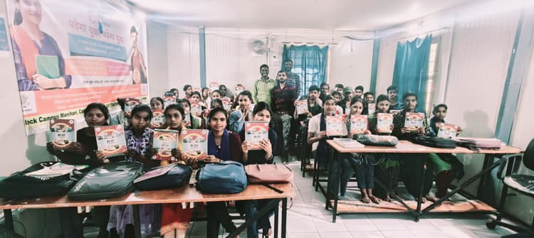 कुशल युवा कार्यक्रम के प्रशिणार्थी को दी गई किताबें