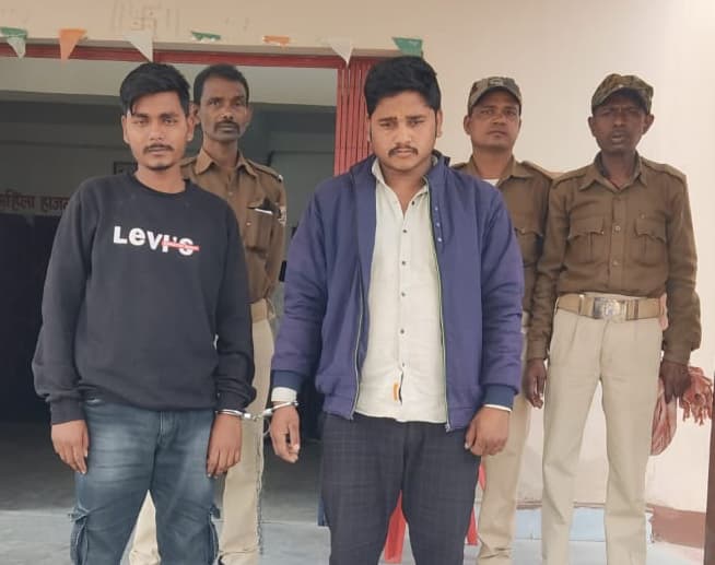 कट्टा के साथ दो युवक को पकड़ ग्रामीणों ने पुलिस को सौंपा, अन्य फरार