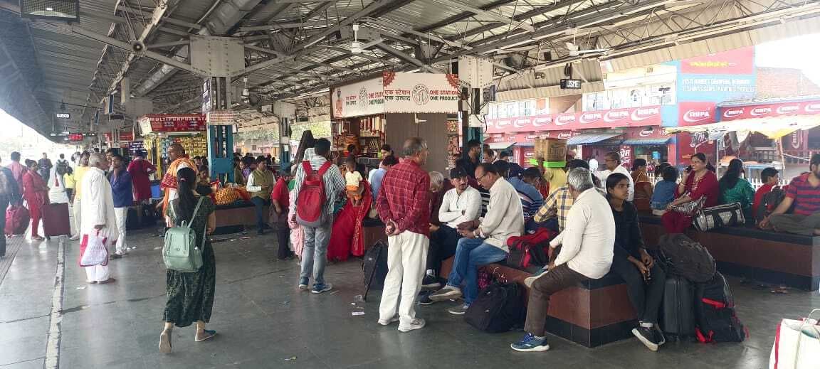 Deoghar news : होली को लेकर ट्रेनों में लंबी वेटिंग, तत्काल टिकट के लिए लग रही लंबी कतारें