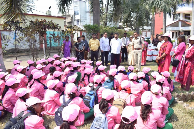 101 छात्राओं को कराया गया शैक्षणिक भ्रमण