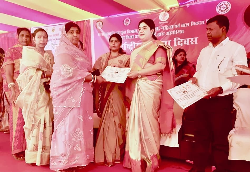 स्वच्छता क्षेत्र में बेहतर कार्य करने पर मुखिया सम्मानित