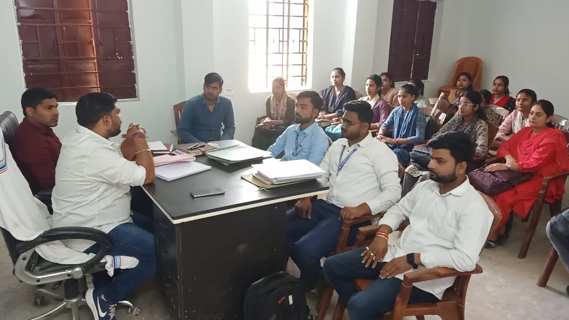 भूमि सर्वेक्षण शिविर प्रभारी ने की सर्वे अमीन के कार्यों की समीक्षा