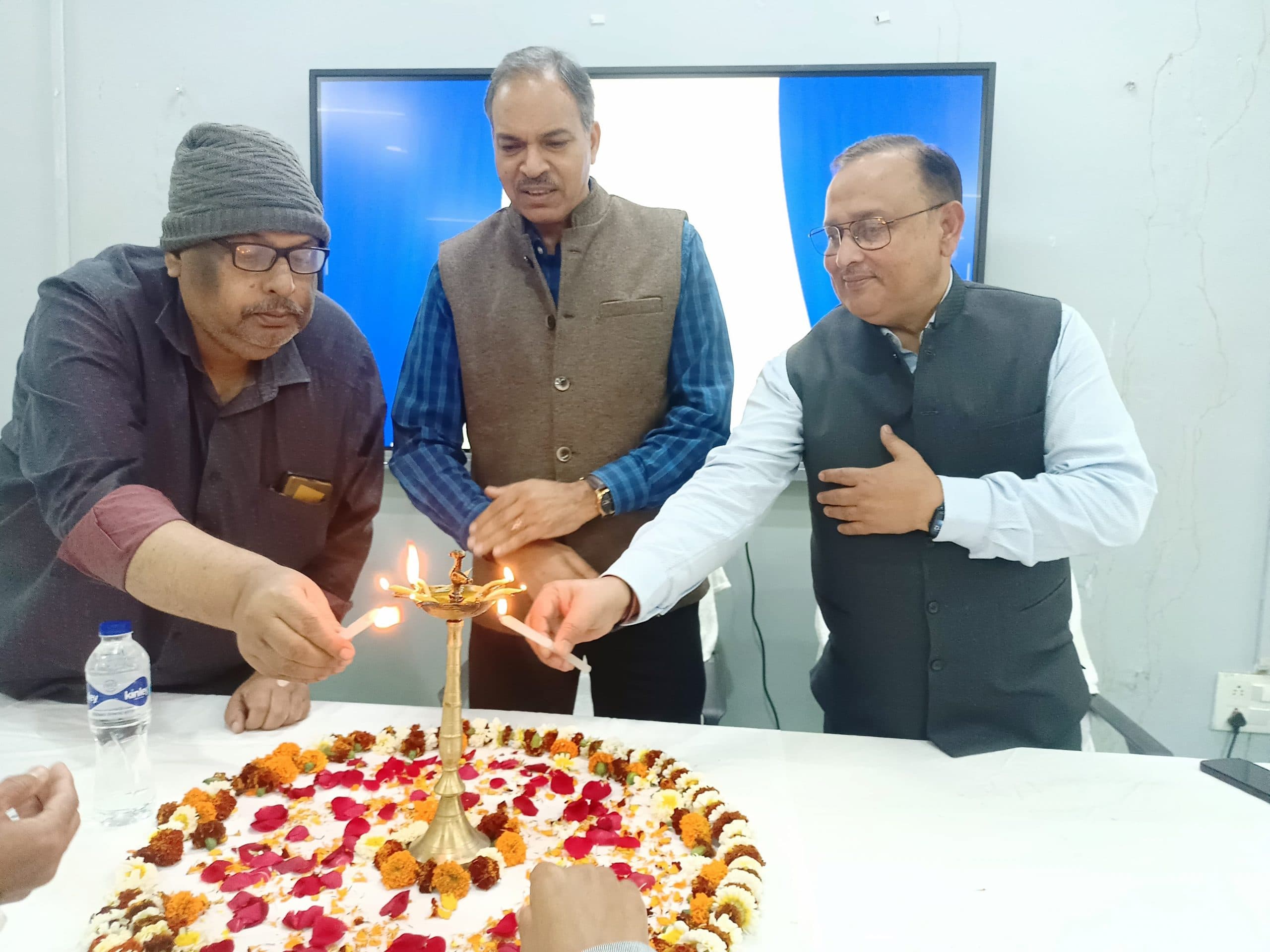 सीखने के प्रति ललक व गंभीर होने पर जीवन में बढ़ेंगे आगे: कुलपति