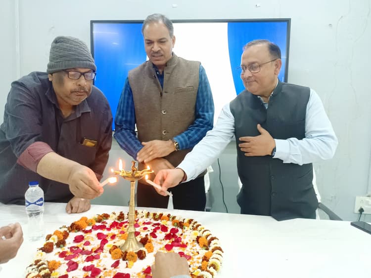 सीखने के प्रति ललक व गंभीर होने पर जीवन में बढ़ेंगे आगे: कुलपति