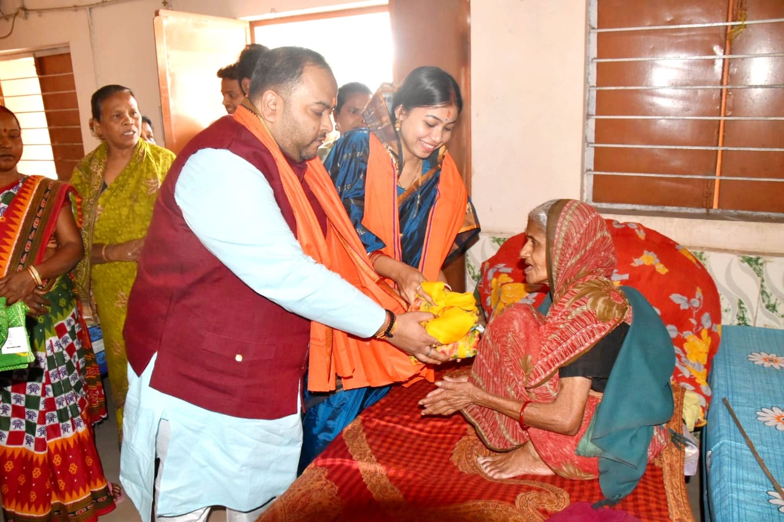 Jamshedpur news.जरूरतमंद महिलाओं की मुस्कान और आशीर्वाद ही हमारी सबसे बड़ी पूंजी : विधायक