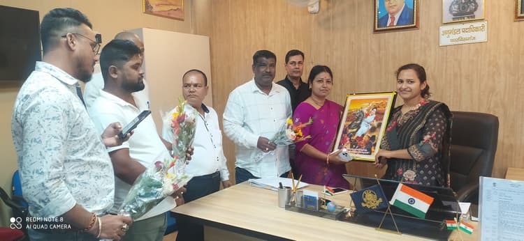 अंतरराष्ट्रीय महिला दिवस पर एसडीओ को किया सम्मानित