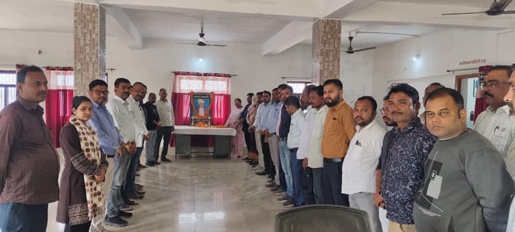 नप कार्यालय में पूर्व वार्ड पार्षद को दी श्रद्धांजलि