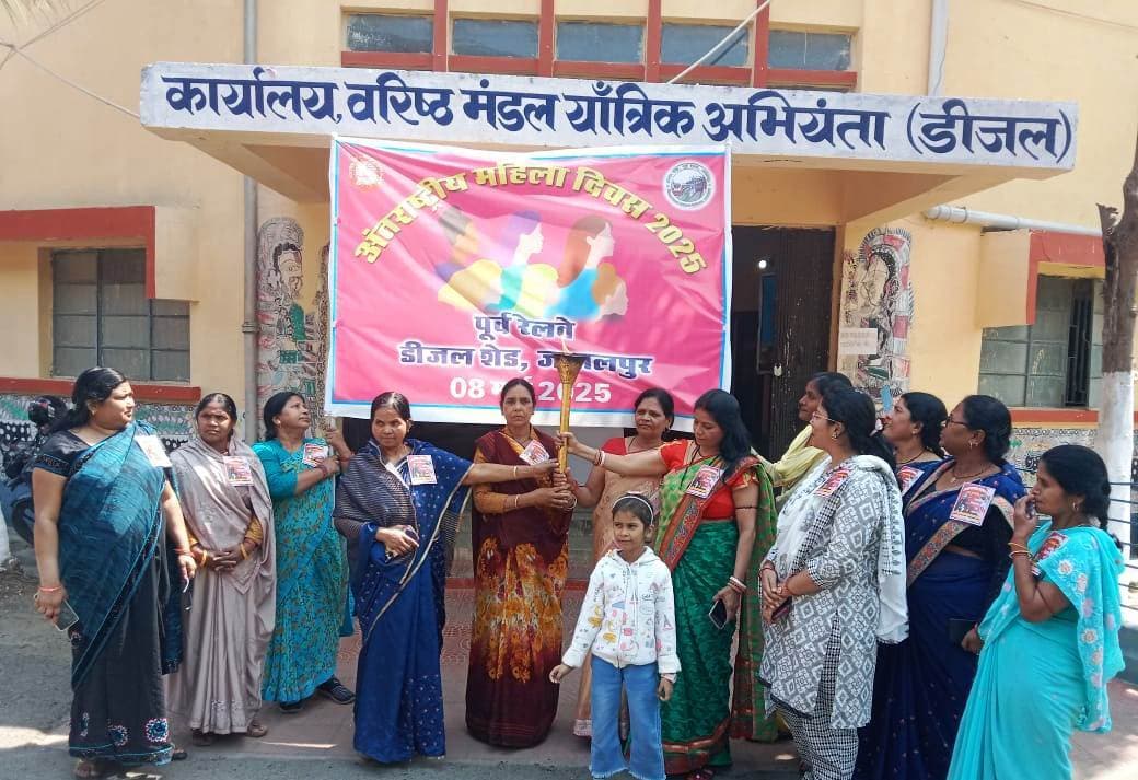 महिलाओं को बुके व गुलाब देकर किया सम्मानित