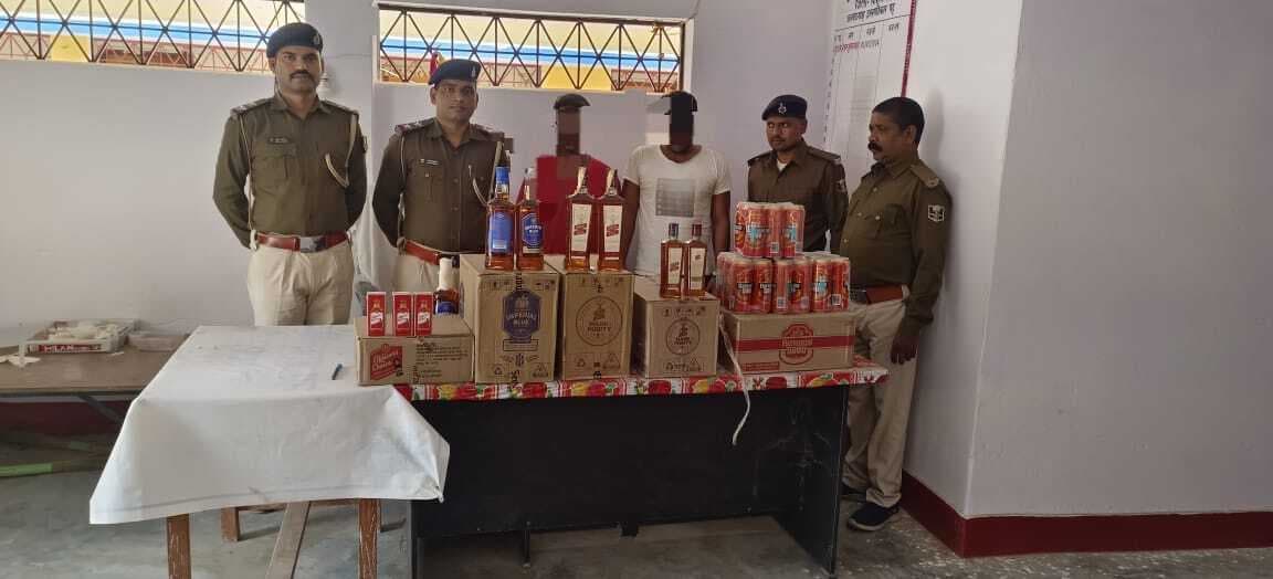 ई-रिक्शा से 59 लीटर शराब जब्त, दो तस्कर गिरफ्तार