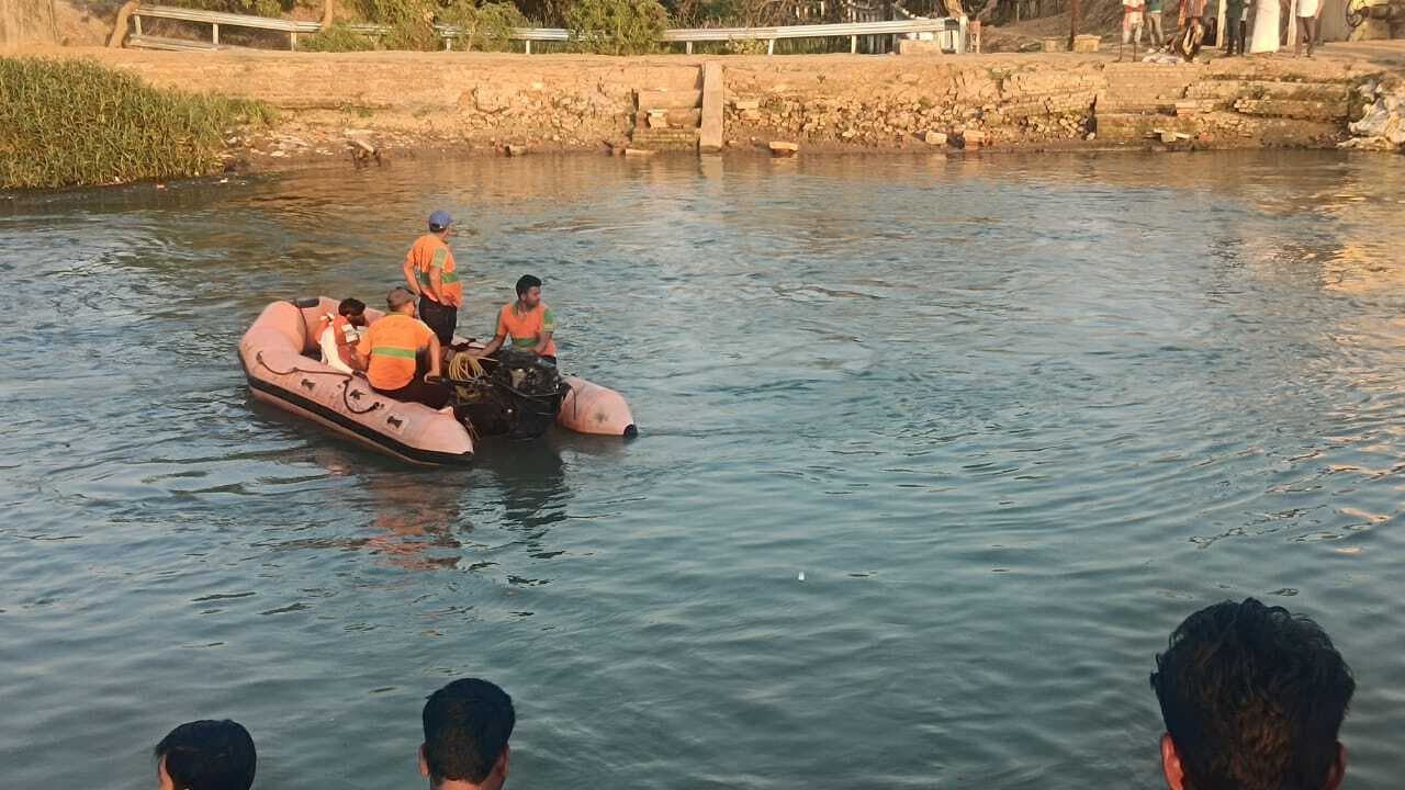 Sasaram News : नहर में डूबे किशोर की तलाश में जुटी एसडीआरएफ की टीम