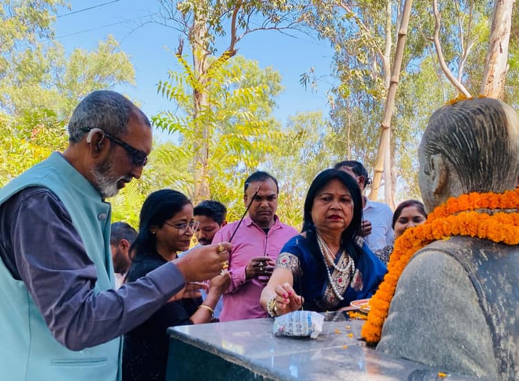 ओके ::::  पूर्व शिक्षा मंत्री करमचंद भगत की 17वीं पुण्यतिथि मनायी गयी