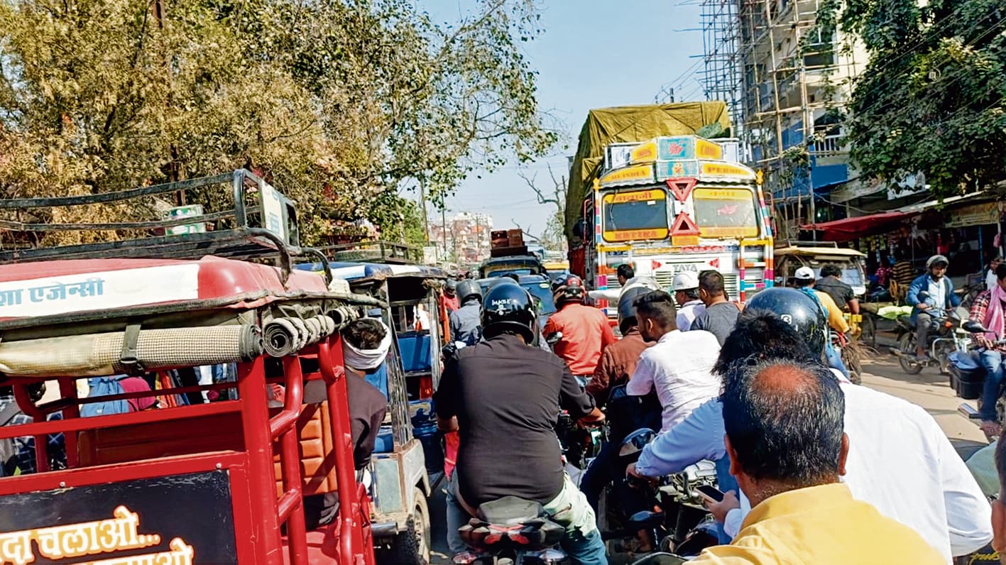 Chhapra News : सांढा ढ़ाला ओवरब्रिज से बाजार समिति तक लगी छोटे-बड़े वाहनों की लंबी कतार