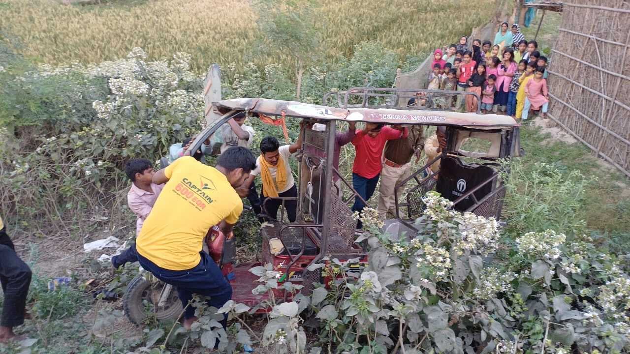 टोटो पलटने से तीन यात्री घायल