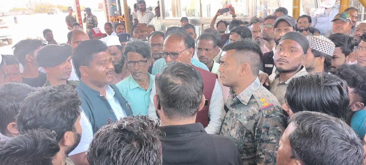 आक्रोशित ग्रामीणों ने टोल प्लाजा को घेरा