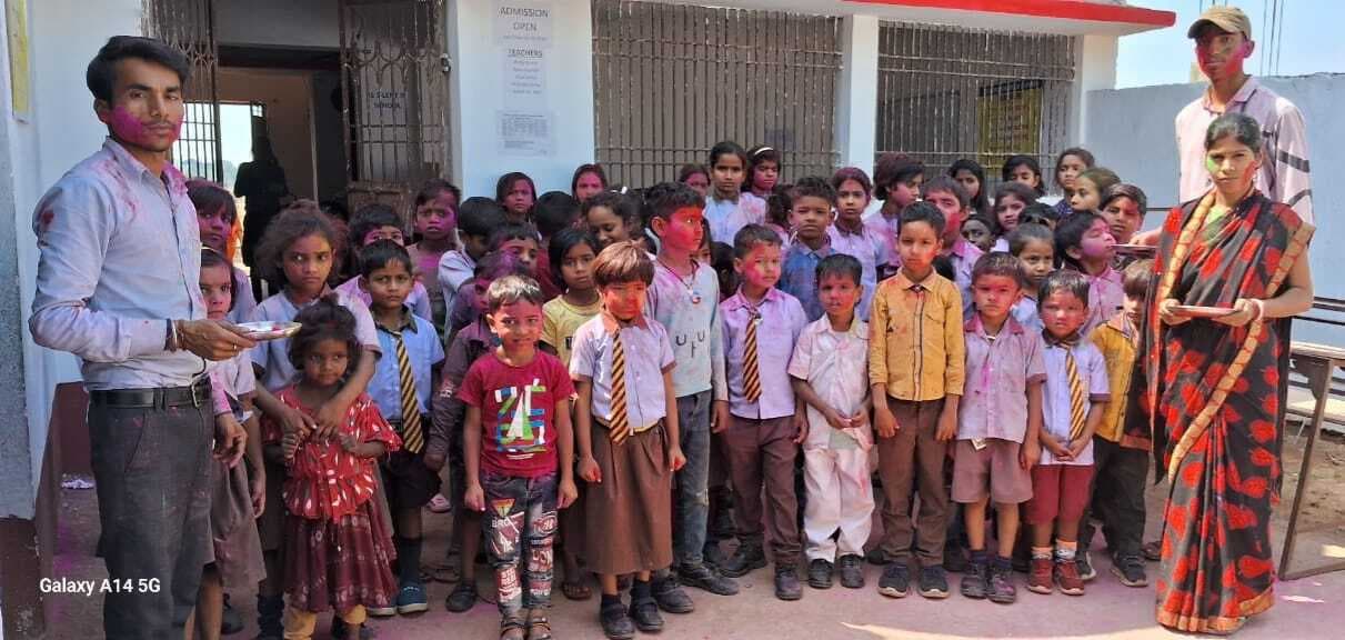 बच्चों ने एक-दूसरे को गुलाल लगा दी होली की शुभकामनाएं